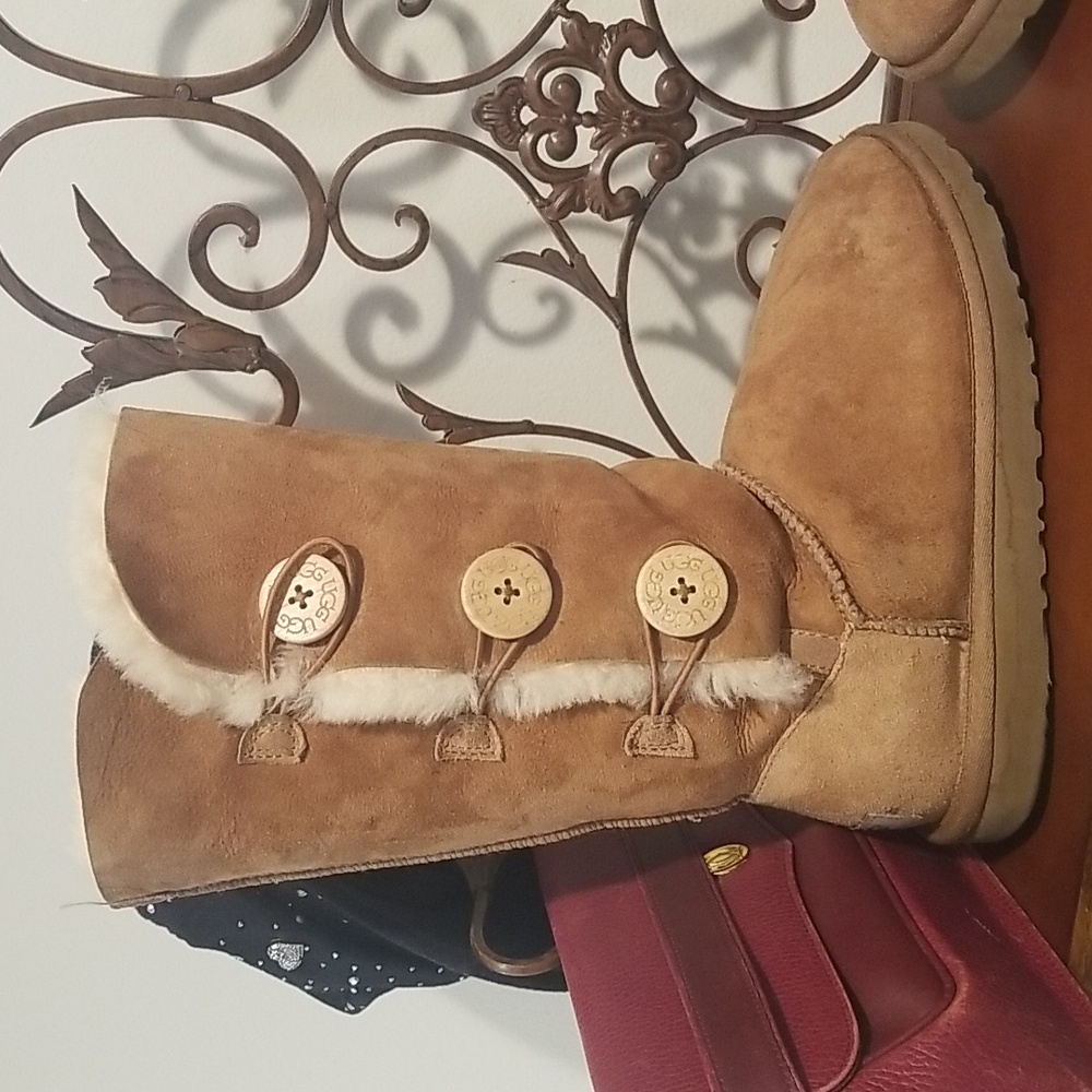 300🎁🎁🎁🎁🎁🎁🎁🎁🎁🎁UGG Premium Classic Tall 3-Button Boots / chestnut